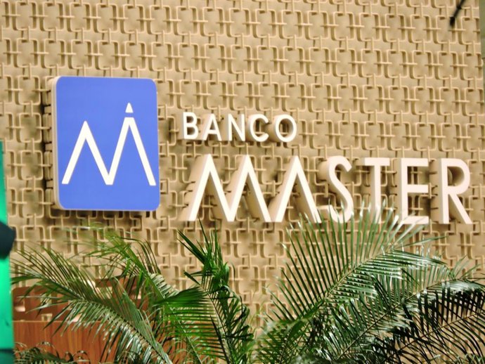 Archivo - January 22, 2026, Sao Paulo, Sao Paulo, Brasil: Sao Paulo (SP), January 21, 2026 - Economy/Bank/Master - Master Bank logo on the night of January 21, 2026, the eve of the protest called by the MBL at the entrance of the building where the bank's
