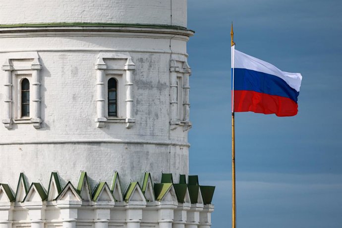 RÚSSIA, MOSCOU - 9 DE MAIO DE 2026: Uma bandeira nacional da Rússia tremula ao lado de uma torre