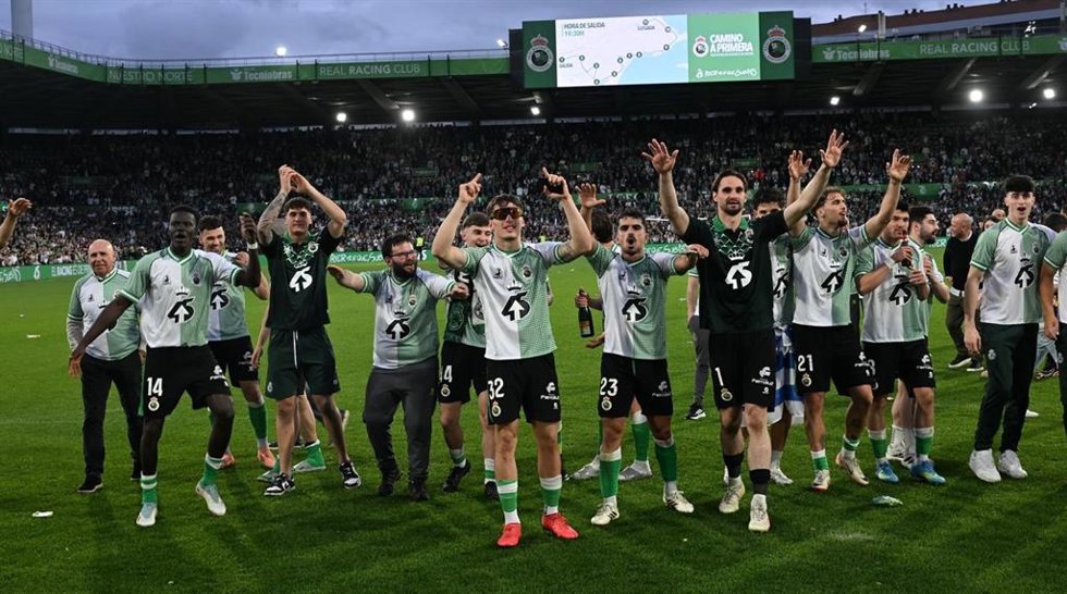 El Racing de Santander tras su victoria frente al Valladolid que le da el ascenso a Primera