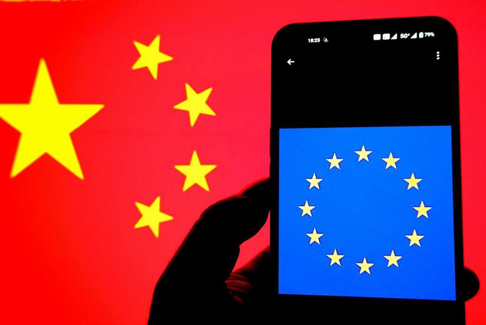 Archivo - Banderas de China y de la Unión Europea 
