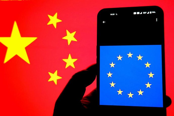Archivo - Arquivo - 16 de junho de 2024, Índia: Nesta ilustração fotográfica, o logotipo da União Europeia é exibido em um smartphone, com a bandeira da China ao fundo.
