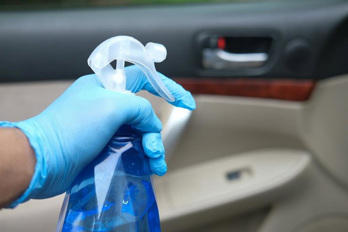 Cómo quitar las manchas de los asientos de tela o de piel del coche