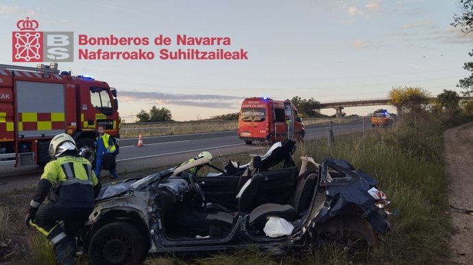 Efectivos de bomberos intervienen en el vehículo accidentado.