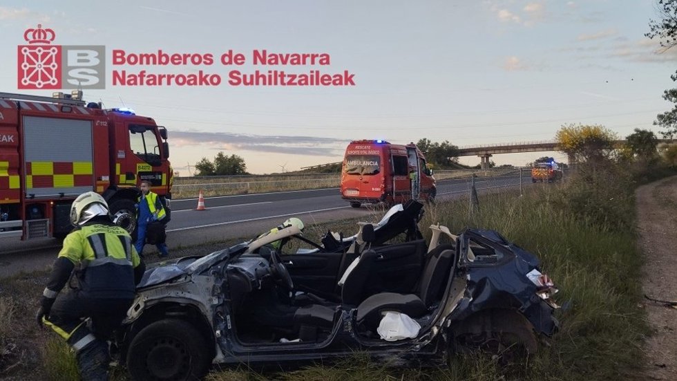 Efectivos de bomberos intervienen en el vehículo accidentado.
