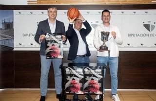 El diputado de deportes de la Diputación de Cáceres, Pablo López,  junto al secretario general de la Federación Extremeña de Baloncesto, Jorge Santos y el alcalde de Malpartida de Plasencia, Raúl Barrado.