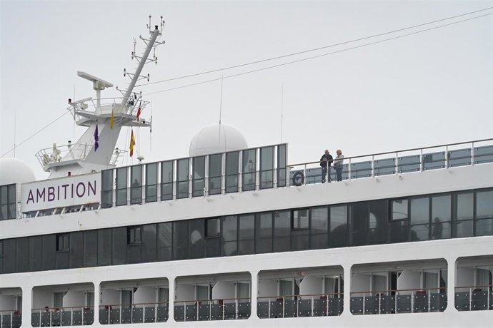 Pasajeros en las cubiertas del crucero 'Ambition', aislado por un brote de gastroenteritis,  durante una escala en el puerto de A Coruña, a 16 de mayo de 2026, en A Coruña, Galicia (España). El crucero 'Ambition', aislado por un brote de gastroenteritis q