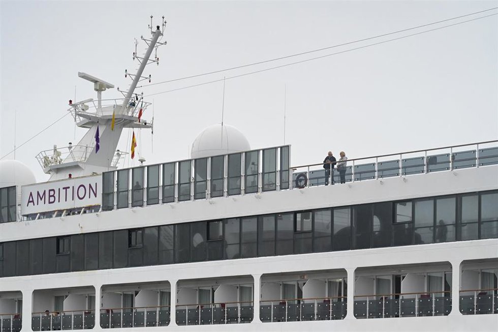 Pasajeros en las cubiertas del crucero 'Ambition', aislado por un brote de gastroenteritis,  durante una escala en el puerto de A Coruña, a 16 de mayo de 2026, en A Coruña, Galicia (España). El crucero 'Ambition', aislado por un brote de gastroenteritis q