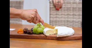 Qué es la capa blanca del queso brie y camembert y para qué sirve