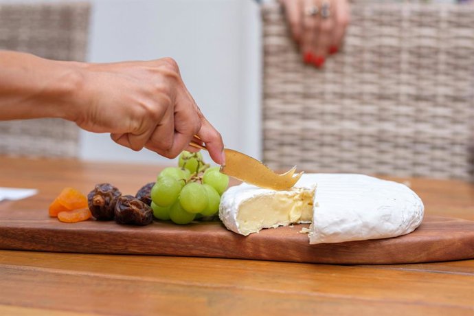Qué es la capa blanca del queso brie y camembert y para qué sirve