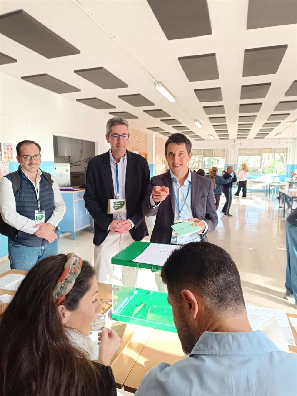 El candidato de Jaén Merece Más (JM+) al Parlamento de Andalucía, Luis García Millán, ejerciendo su derecho al voto.