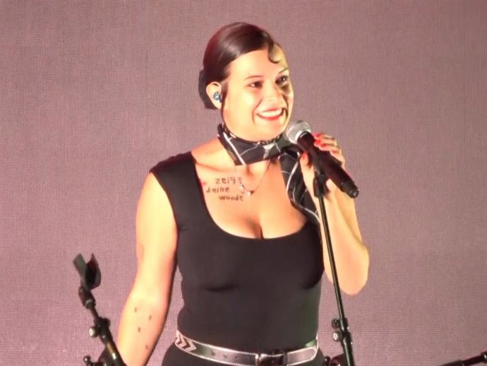 Dora Postigo arropa a su padre, Diego Postigo, actuando junto a él, en el Matadero de Madrid
