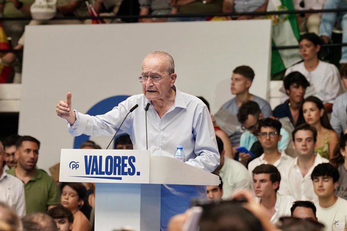 Archivo - Imagen de archivo del alcalde de Málaga, Francisco de la Torre, en un acto del PP