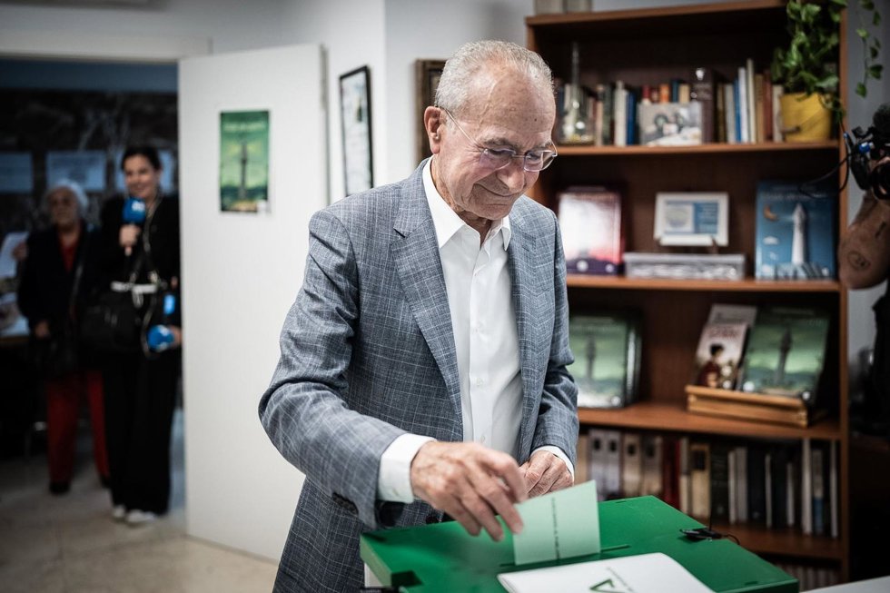 El alcalde de Málaga, Francisco de la Torre, vota en las elecciones del 17M