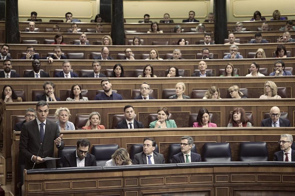 El presidente del Gobierno, Pedro Sánchez, durante una sesión de control en el Congreso junto con varios ministros