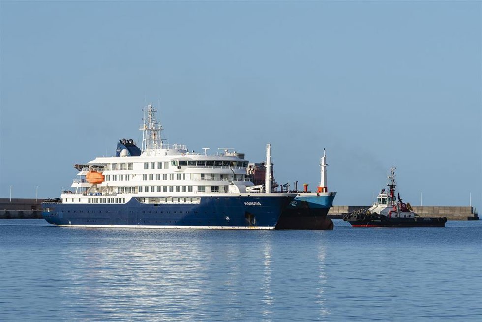 Imagen del crucero 'MV Hondius' fondeado en el puerto de Granadilla. 