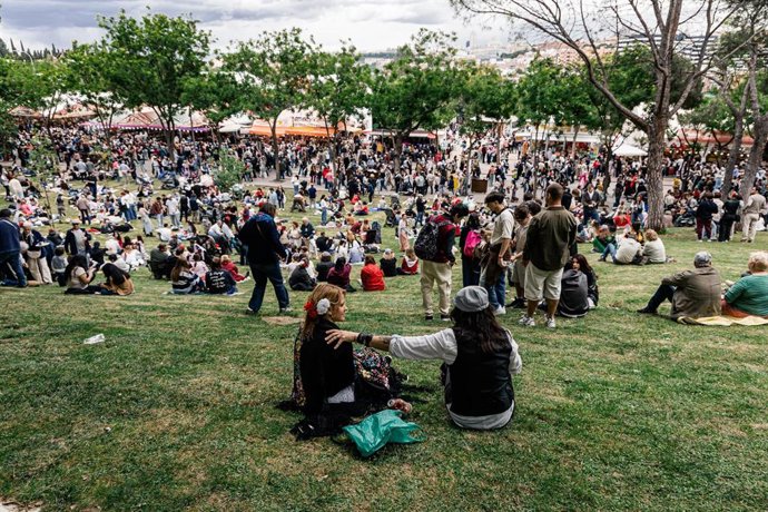 Decenas de personas en la Pradera de San Isidro, a 15 de mayo de 2025, en Madrid (España).