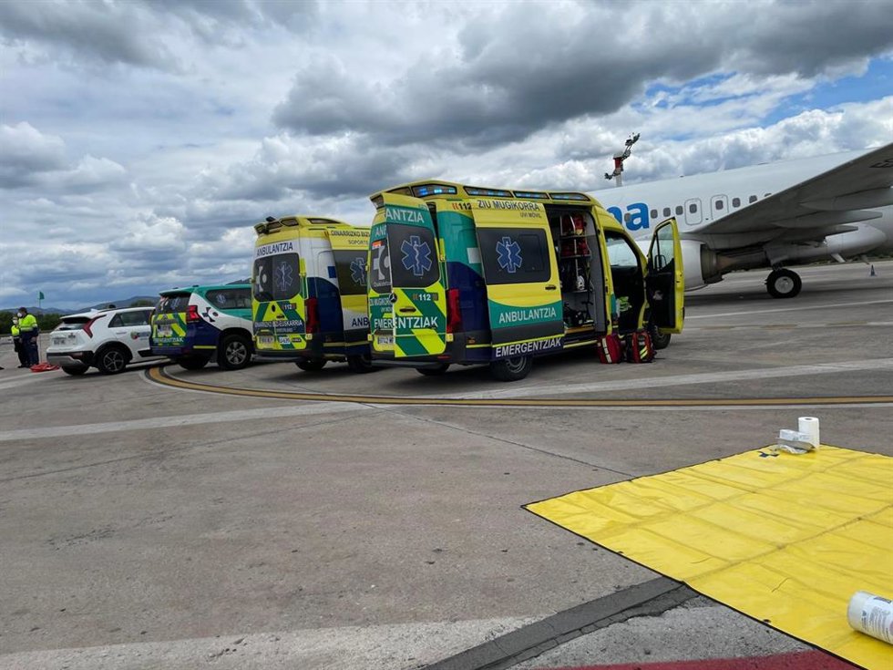 Trasladan a 12 menores desde el aeropuerto de Loiu al hospital por un posible cuadro leve de gastroenteritis