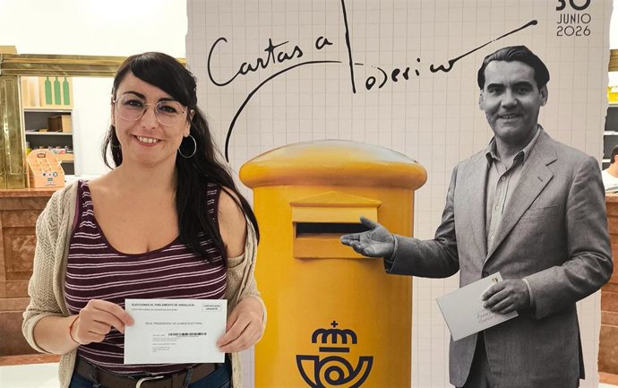 La cabeza de lista de Adelante Andalucía por la provincia de Granada, Inma Manzano, antes de ejercer su derecho al voto.