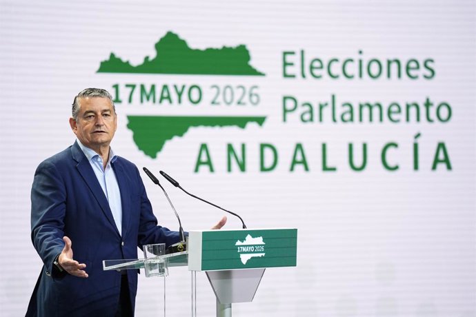 O secretário de Saúde, Presidência e Emergências do Governo da Andaluzia, Antonio Sanz, durante visita ao Centro de Divulgação de Dados das eleições de 17 de maio no Pavilhão da Navegação. Em 15 de maio de 2026, em Sevilha (Andaluzia, Espanha). O con