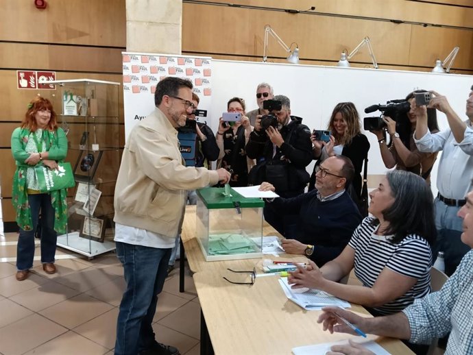 El candidato de Adelante Andalucía, José Ignacio García, votando en su colegio electoral en Jerez.