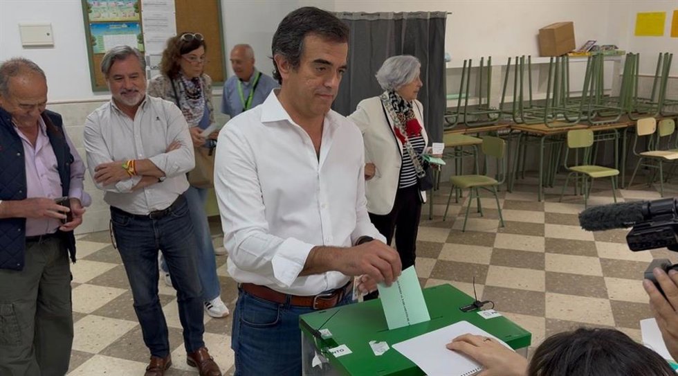 El candidato de Vox por Málaga a las elecciones andaluzas, Antonio Sevilla, ha hecho un llamamiento este domingo a "llenar las urnas de votos libres" tras haber ejercido su derecho al voto este domingo en el Colegio del Rincón en Torremolinos.