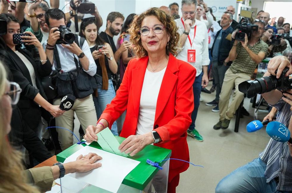 La candidata del PSOE-A, María Jesús Montero, vota en Sevilla en el Colegio de Escuelas Profesionales Sagrada Familia Nuestra Señora de los Reyes. A 17 de mayo de 2026 en Sevilla, Andalucía (España). Los candidatos a la Presidencia de la Junta de Andaluc