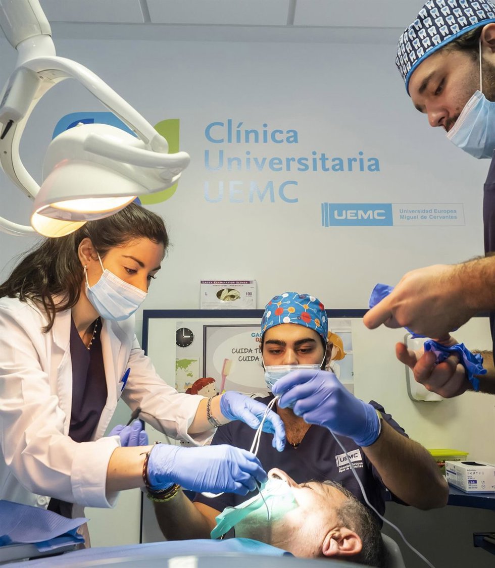Archivo - Clínica dental de la UEMC.