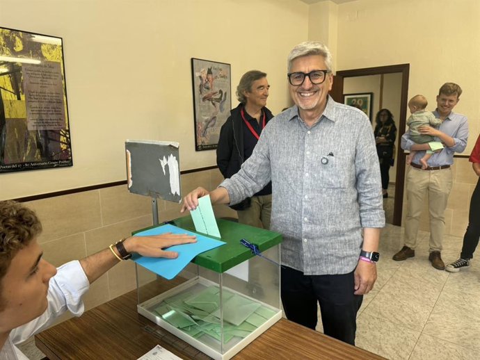 El cabeza de lista del PSOE por Málaga a las elecciones y secretario general de los socialistas malagueños, Josele Aguilar, ha destacado como "jornada ilusionante" la de este 17M en la que ha dicho que espera contar con la confianza de los malagueños.