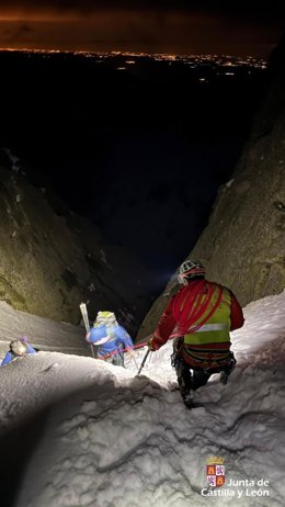Imagen de un momento del rescate del montañero caído en una ladera del pico Almanzor