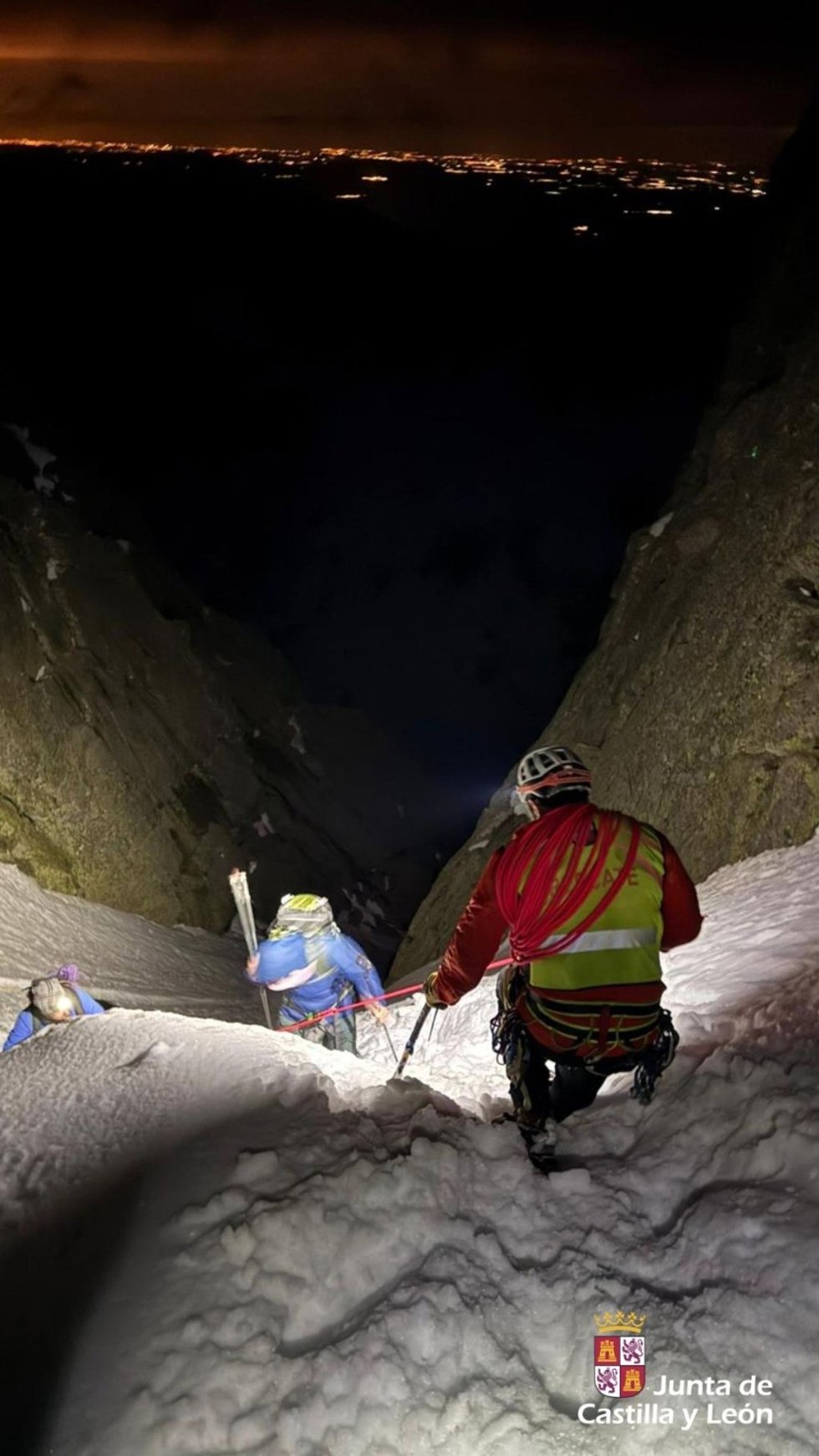 Imagen de un momento del rescate del montañero caído en una ladera del pico Almanzor