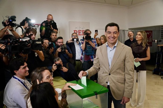 El candidato del PP-A a la reelección al frente de la Junta, Juanma Moreno, ejerce su derecho al voto en el colegio Sagrado Corazón de Jesús de Málaga. A 17 de mayo de 2026 en Málaga, Andalucía (España). Los candidatos a la Presidencia de la Junta de Anda