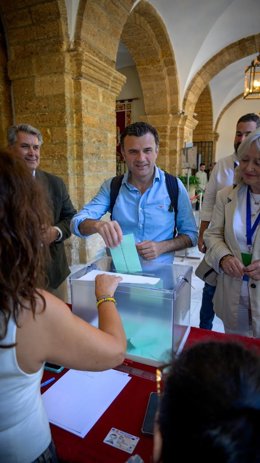 El alcalde de Cádiz, Bruno García, ejerce su derecho al voto.