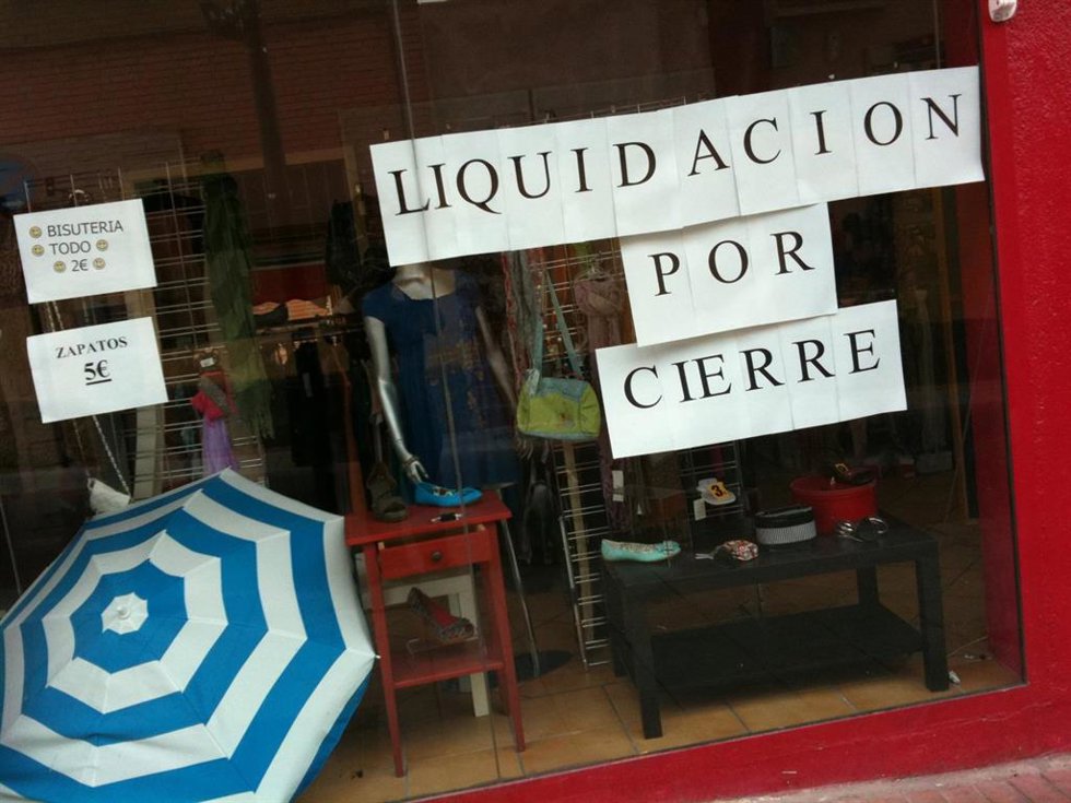 Archivo - Un negociando anunciando una liquidación por cierre