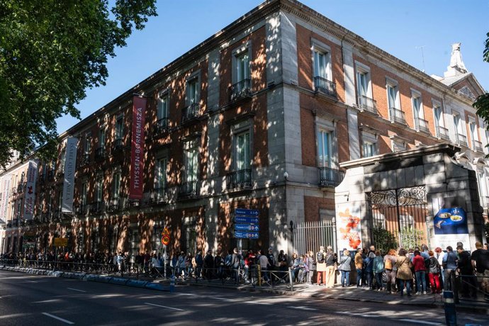 Archivo - Cientos de personas hacen cola para entrar al Museo Thyssen-Bornemisza el Día Internacional de los Museos, a 18 de mayo de 2024, en Madrid (España). Desde ayer, 17 de mayo, y a lo largo de todo el fin de semana, Madrid celebra el Día Internacion