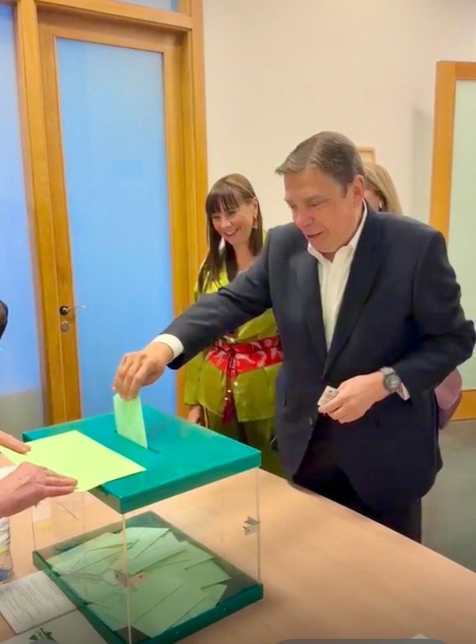 El ministro de Agricultura, Pesca y Alimentación, Luis Planas, al ejercer su derecho al voto.