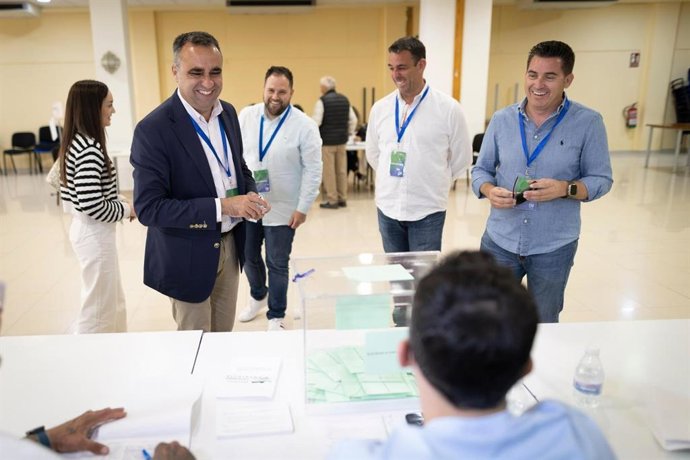El presidente del PP de Granada, Francis Rodríguez, ejerce su derecho al voto en su pueblo, en Alhendín.