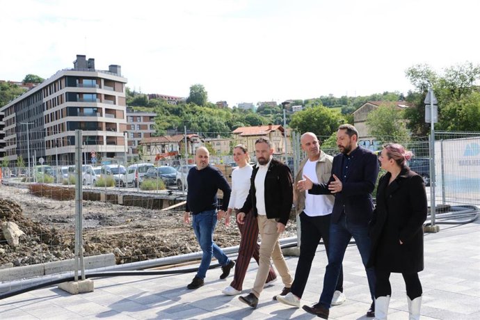 El consejero de Vivienda y Agenda Urbana, Denis Itxaso, junto a la portavoz socialista en el ayuntamiento de San Sebastián, Ane Oyarbide, y el secretario de Vivienda del PSE-EE de Gipuzkoa, Juantxo Marrero, en Ciudad Jardín, en San Sebastián.