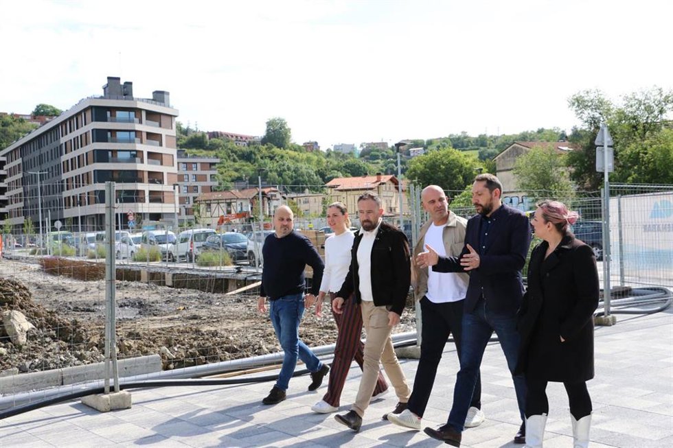 El consejero de Vivienda y Agenda Urbana, Denis Itxaso, junto a la portavoz socialista en el ayuntamiento de San Sebastián, Ane Oyarbide, y el secretario de Vivienda del PSE-EE de Gipuzkoa, Juantxo Marrero, en Ciudad Jardín, en San Sebastián.