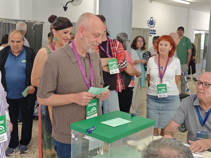 El cabeza de lista de Por Andalucía por Málaga a las elecciones autonómicas, Ernesto Alba, ha animado este domingo a los malagueños a votar en estos comicios y ha asegurado que "es la mejor manera de defender nuestras herramientas democráticas"