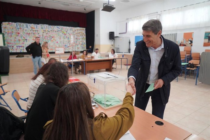 El delegado del Gobierno en Andalucía, Pedro Fernández, ejerce su derecho al voto.