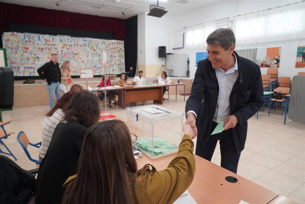 El delegado del Gobierno en Andalucía, Pedro Fernández, ejerce su derecho al voto.