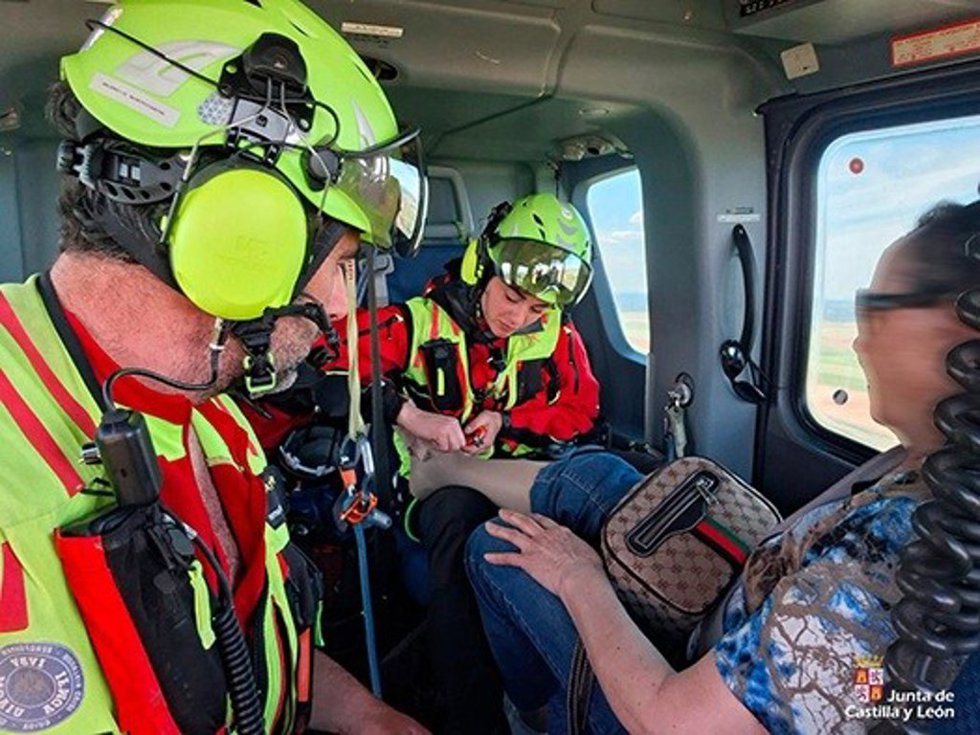 Imagen del Grupo de Rescate y Salvamento tras el rescate de una mujer herida en la ruta de las cascadas de Abelón