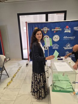 La candidata número uno de Por Andalucía por Almería, María Jesús Amate, acude a votar.