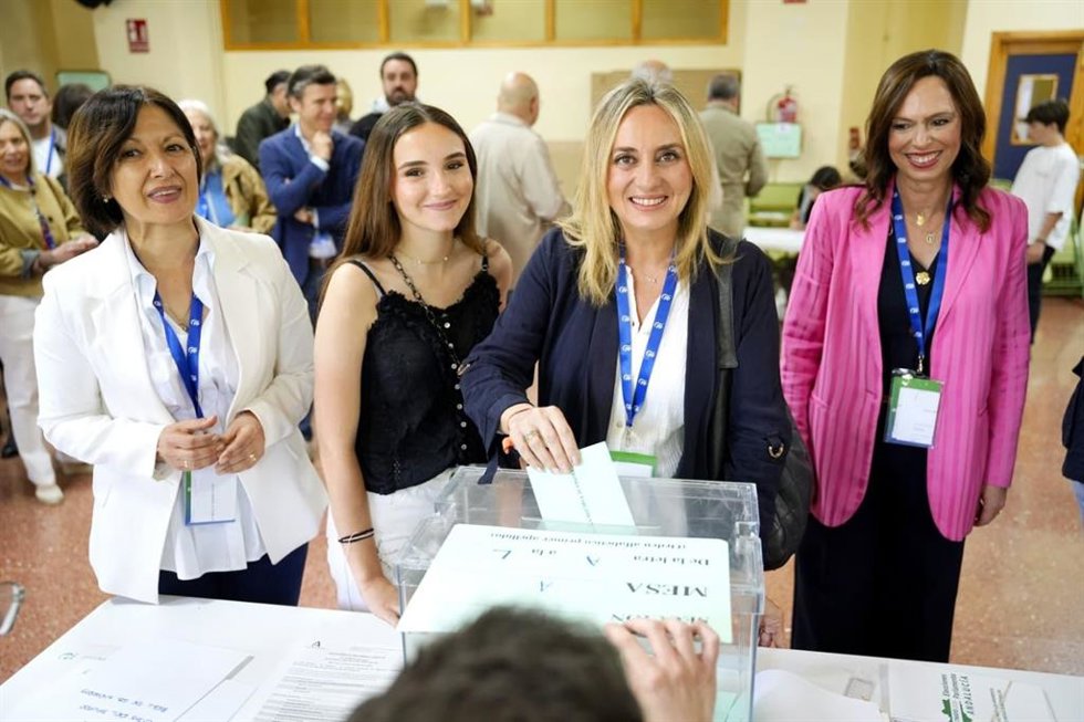La Alcaldesa De Granada, Marifrán Carazo, Ha Invitado Este Domingo Tras Votar En Las Elecciones Al Parlamento Andaluz A Que La Ciudad De Granada "Vote Con Contundencia", Toda Vez Que Ha Considerado Que "Nos Jugamos Mucho".