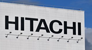 Archivo - FILED - 21 October 2025, Thuringia, Arnstadt: A sign with Hitachi lettering can be seen at the Arnstadt plant of Hitachi Rail GTS Deutschland GmbH. Photo: Martin Schutt/dpa