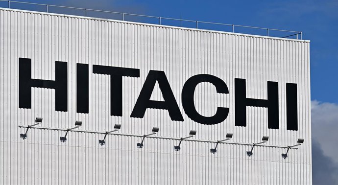 Archivo - FILED - 21 October 2025, Thuringia, Arnstadt: A sign with Hitachi lettering can be seen at the Arnstadt plant of Hitachi Rail GTS Deutschland GmbH. Photo: Martin Schutt/dpa