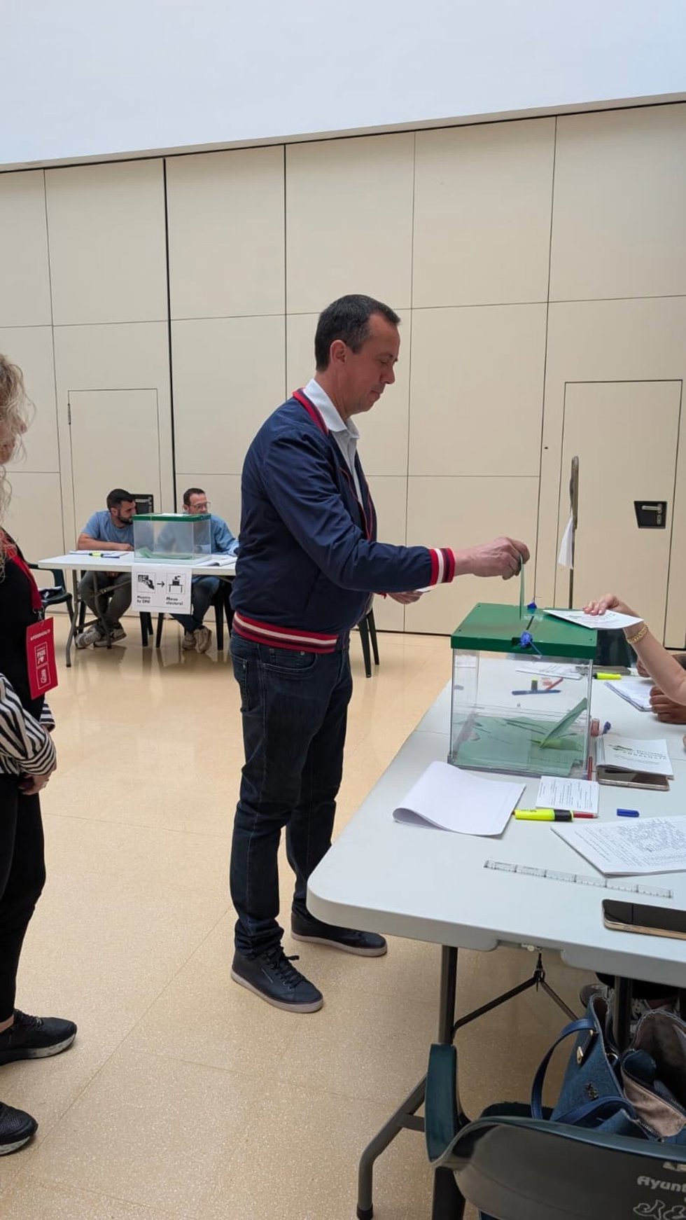 El secretario general del PSOE de Almería, José María Martín, ejerce su derecho al voto.