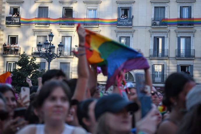 Archivo - Decenas de personas durante el pregón del Orgullo de Madrid 2024 (MADO 2024), en la Plaza de Pedro Zerolo, a 3 de julio de 2024, en Madrid (España). Este año está presentado por La Plexy y el pregón corre a cargo de los concursantes de Operación