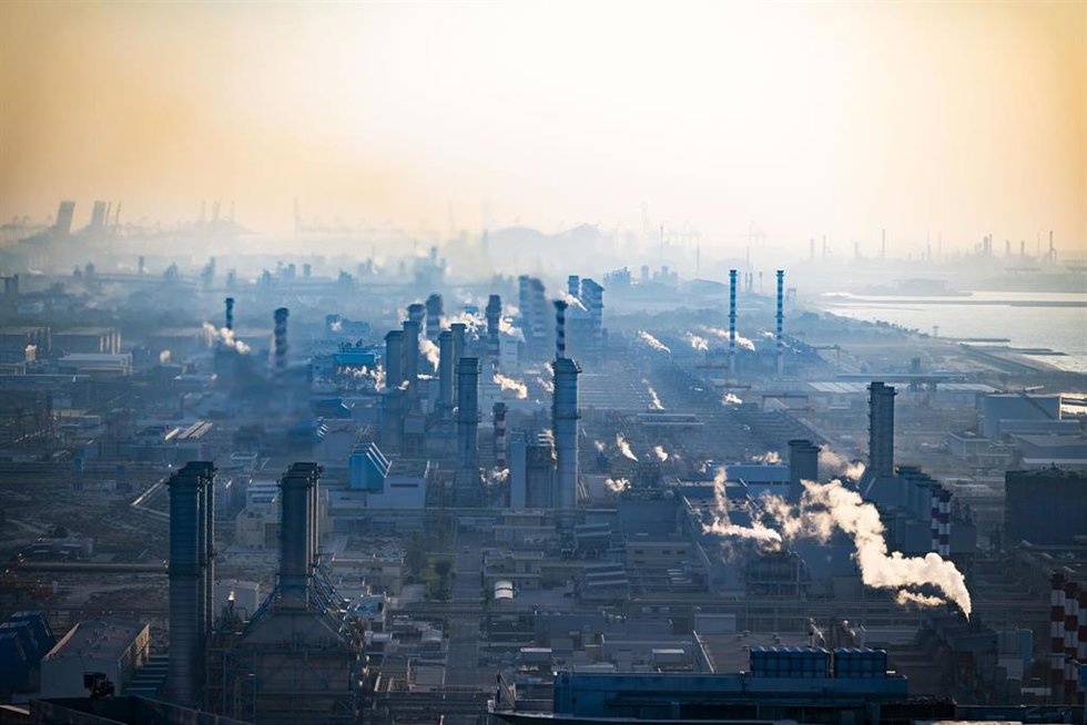 Archivo - Imagen de archivo de plantas energéticas en Emiratos Árabes Unidos