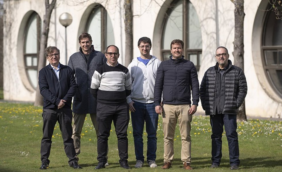 Archivo - De izq. A dcha.: Jiri Bezdicek (Levenger), Ignacio Sainz de los Terreros (SERTECNA), José Javier Astrain (UPNA), Rubén Baztán (Seguridad Sistemas Navarra), Carlos Suescun (Suescun Construcciones) y Eduardo Arana (GEEA Geólogos).